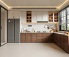 Una espaciosa cocina en forma de L con elegantes gabinetes superiores blancos y gabinetes inferiores de madera oscura.