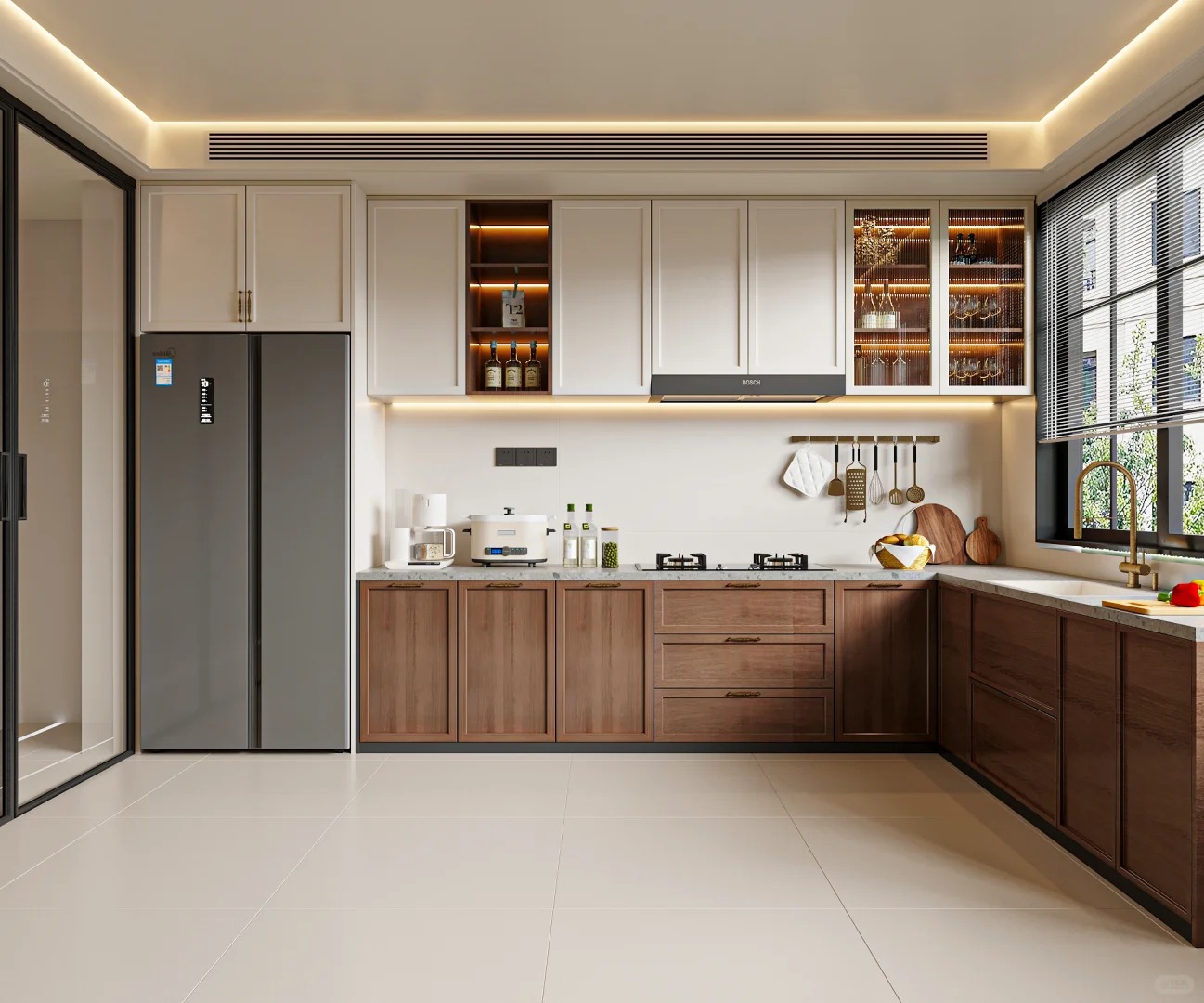 Una espaciosa cocina en forma de L con elegantes gabinetes superiores blancos y gabinetes inferiores de madera oscura.