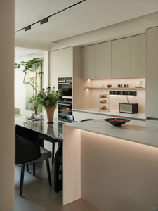 Dapur Terbuka Bergaya Modern - Ruang Makan dengan Lemari Putih Luas dan Lemari Berwarna Kayu
