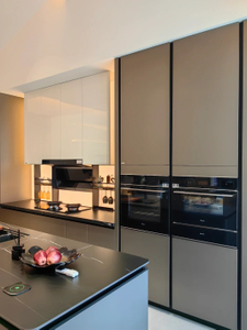 Dapur Terbuka Bergaya Modern dengan Lemari Dua Warna yang Ramping