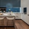 Mobile da cucina blu opaco di fascia alta Armadio Kichen in stile moderno laccato bianco Mobiletto a isola aperta con venature del legno di lusso 