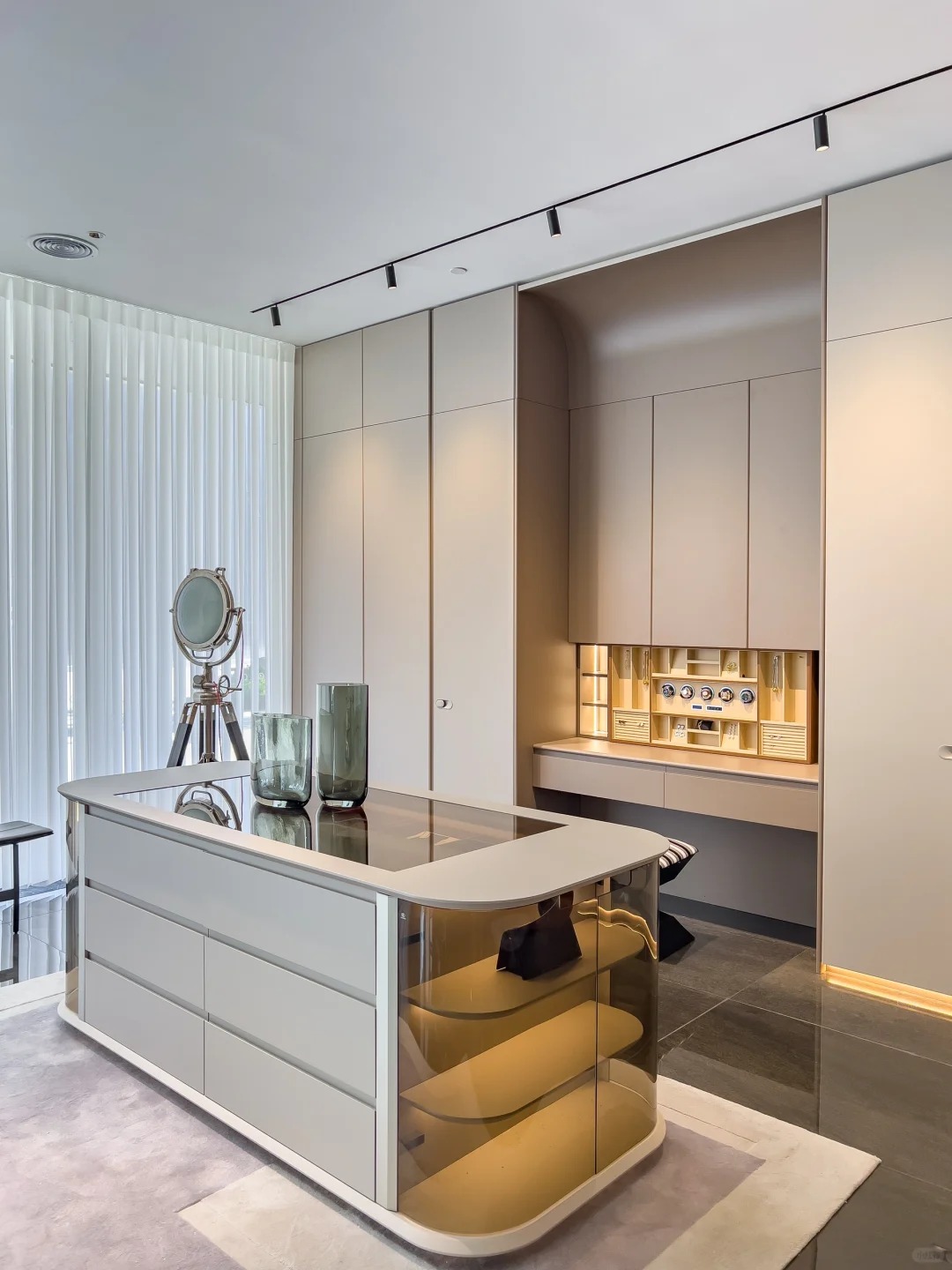 Buong Set ng Customed Bedroom Closet na may Light-toned na Wooden Lacquer at Integrated Storage Features