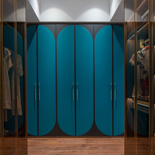 Conjunto completo de arm&aacute;rio de quarto personalizado, guarda-roupa de laca de madeira azul escuro em formato de U, guarda-roupa aberto com gavetas