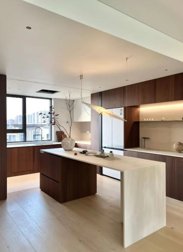 Jikoni ya kisasa ya U - umbo la juu na makabati ya hali ya juu, giza - toned na nyeupe - countertops zilizowekwa